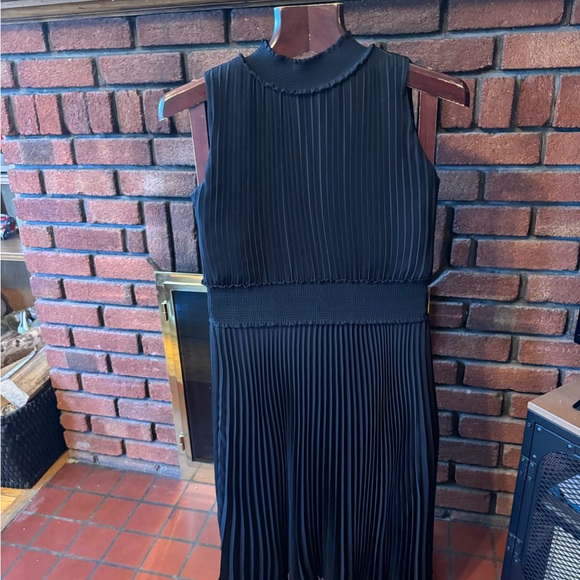 Nanette Lepore Black pleaded elegant dress size 4 in like new condition - Picture 2 of 12